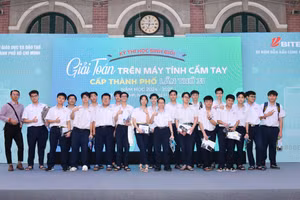 Học sinh hào hứng trước với Kỳ thi học sinh giỏi giải toán trên máy tính cầm tay.