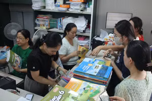 Phụ huynh TPHCM mua sách giáo khoa dịp trước ngày khai giảng.