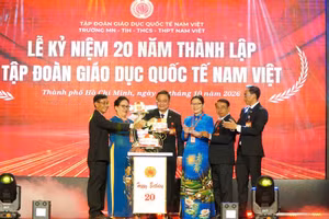 Lãnh đạo Tập đoàn Giáo dục Quốc tế Nam Việt và Trường Nam Việt thực hiện nghi thức cắt bánh kỷ niệm 20 năm ngày thành lập.