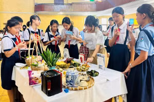 Học sinh tìm hiểu các loại bánh dân gian tại góc "Ẩm thực Sài Gòn - Những ấn tượng khó phai".