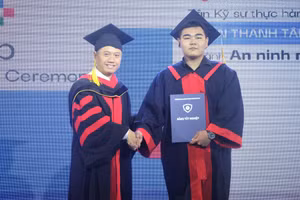 PGS.TS Nguyễn Duy Hàm trao bằng tốt nghiệp cho các tân kỹ sư thực hành.