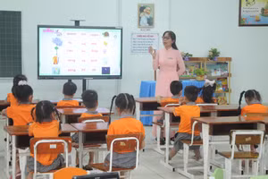 Trường Mầm non Phú Mỹ (Quận 7, TPHCM) tổ chức lớp học giả định cho trẻ làm quen với môi trường lớp 1.