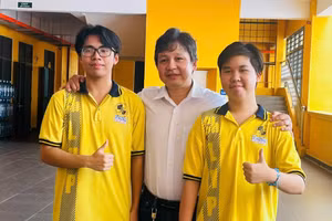 Hai học sinh Trường THPT chuyên Lê Hồng Phong (phường Chợ Quán, TPHCM) xuất sắc giành giải Nhất cấp quốc gia với đề tài ứng dụng AI trong thiết kế thuốc. Ảnh: MA.