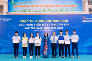 Bà La Thị Thuý, Giám đốc Sở GD&ĐT tỉnh Vĩnh Long và ông Nguyễn Xuân Dũng Chủ tịch HĐQT BITEX Group trao giấy chứng nhận cho học sinh.