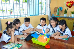 Hoạt động học tập của học sinh Trường Tiểu học Thuận Kiều (phường Đông Hưng Thuận).