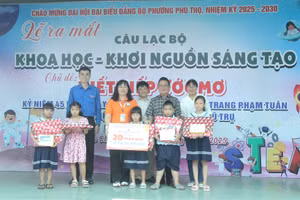 Học sinh hiếu học được tặng nhiều phần quà tại buổi ra mắt câu lạc bộ Khoa học - Khơi nguồn sáng tạo.
