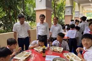 Lãnh đạo UBND phường Chánh Hưng, nhà trường, phụ huynh cùng giám sát bữa ăn bán trú của học sinh. Ảnh: PN.