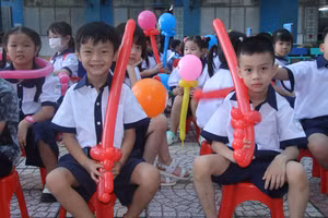 Học sinh Trường Tiểu học Nguyễn Thanh Tuyền (quận Tân Bình, TPHCM) trong ngày tựu trường.