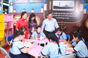 Lãnh đạo Đảng uỷ phường Phú Thọ tham quan "Không gian văn hóa Hồ Chí Minh".