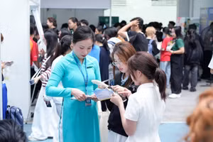 Sinh viên tìm hiểu các ngành nghề tại ngày hội do Trường Đại học Mở TPHCM tổ chức.