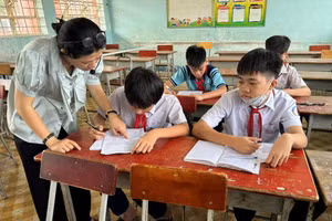 Giáo viên Trường THCS Nguyễn Hiền (Quận 12) bồi dưỡng miễn phí cho học sinh dịp hè năm 2024.