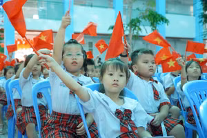 Học sinh Trường Tiểu học Trần Đại Nghĩa (phường Bình Hưng Hoà, TPHCM) vui mừng trong ngày trường học khánh thành đưa vào sử dụng.