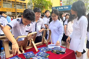 Học sinh lớp 9 TPHCM trải nghiệm tại các gian hàng của học sinh Trường THPT Ten Lơ Man (Quận 1).