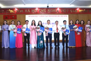 Sở GD&ĐT TPHCM trao các quyết định điều động, bổ nhiệm viên chức quản lý.