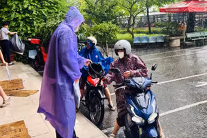 Phụ huynh TPHCM đưa con đến trường.