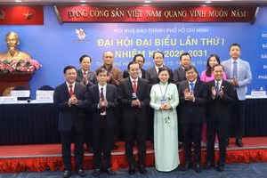 Ban Chấp hành Hội Nhà báo TPHCM nhiệm kỳ 2026-2031 ra mắt đại hội.