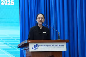 Sinh viên báo cáo tham luận tại hội thảo.