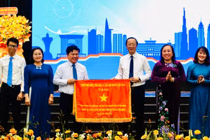 Thứ trưởng Thường trực Bộ GD&ĐT Phạm Ngọc Thưởng trao Cờ thi đua của Chính phủ cho Văn phòng Sở GD&ĐT TPHCM.