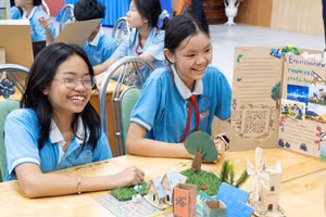 Học sinh Trường THCS Bình Thọ (phường Thủ Đức, TPHCM) tham gia ngày hội khoa học cùng với giáo viên giảng dạy chương trình tiếng Anh tích hợp.