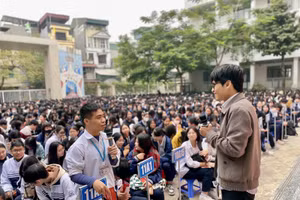 Các bạn học sinh hăng hái tìm hiểu về phương pháp học tiếng Anh tư duy Linearthinking.