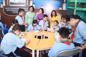 Học sinh Trường Tiểu học Phú Thọ đọc sách tại "Không gian văn hoá Hồ Chí Minh" của trường.