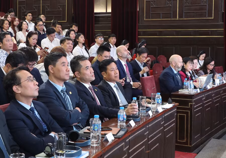 vnu-giam-doc-dhqghn-le-quan-tham-gia-tai-buoi-toa-dam-6.jpg