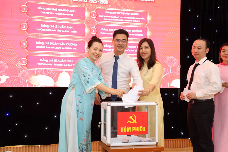 vnu-dai-hoi-dang-bo-co-quan-dhqghn-89.jpg