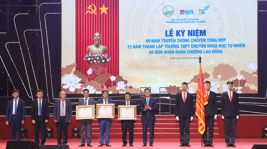 vnu-ky-niem-60-nam-truyen-thong-va-15-nam-thanh-lap-chuyen-khtn-22.jpg