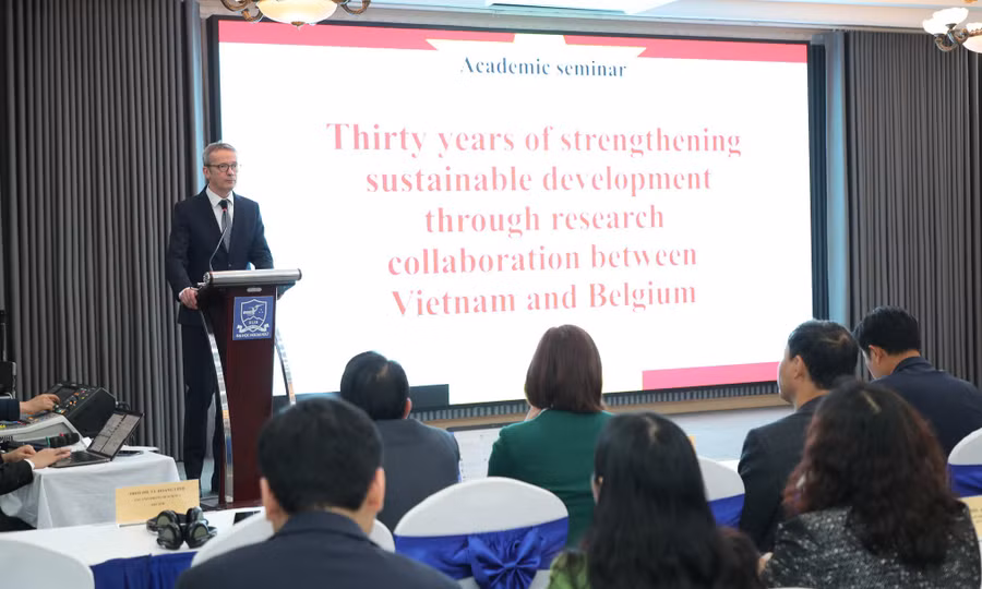 Đại học Quốc gia Hà Nội hợp trao đổi học thuật và kết nối với các đối tác Bỉ.