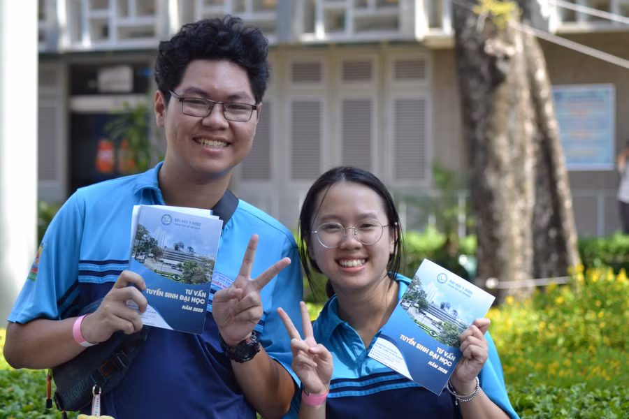Hoàng Ngọc Phương Dung - học sinh lớp 12 Trường THPT Bùi Thị Xuân (TPHCM) cùng bạn tham gia ngày hội. Ảnh: Đ.N. Lan Anh