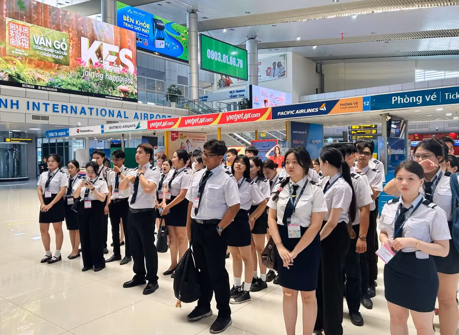 Sinh viên Học viện Hàng không tiếp cận quy trình vận hành chuyên nghiệp của ngành tại sân bay quốc tế Tân Sơn Nhất. Ảnh: HVHK