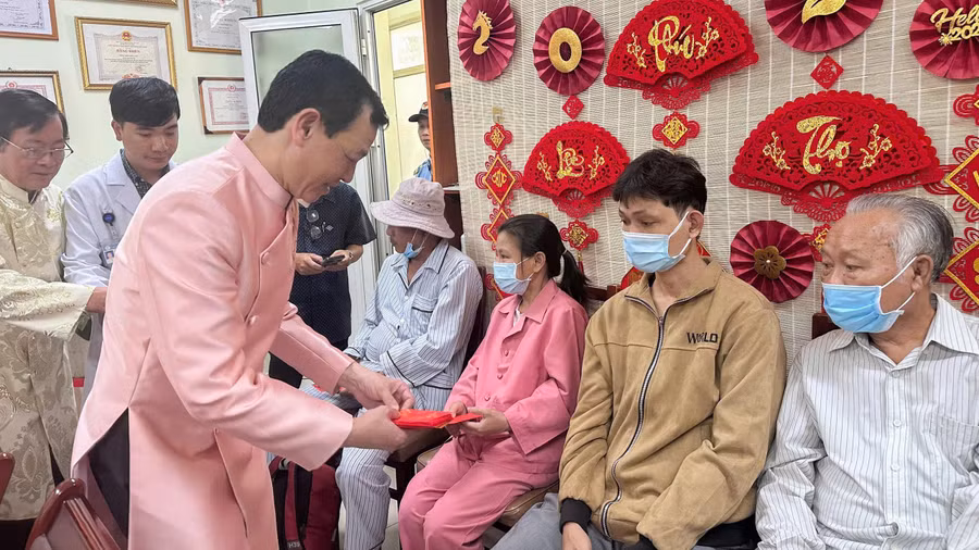 Những phần quà nghĩa tình góp phần động viên tinh thần bệnh nhân điều trị xuyên Tết tại Bệnh viện Chợ Rẫy.