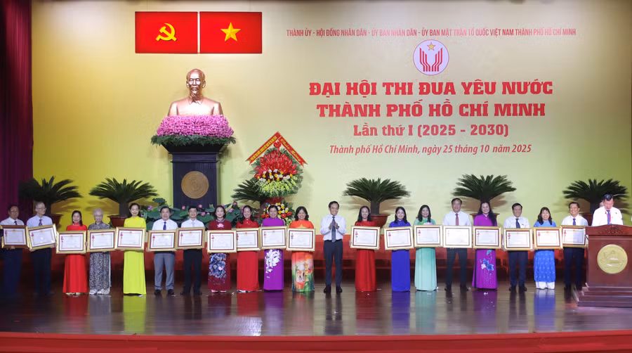 Ông Trần Lưu Quang - Bí thư Thành ủy TPHCM trao tặng Huân chương Lao động hạng Ba của Chủ tịch nước cho các cá nhân điển hình tiên tiến TPHCM tại đại hội. Ảnh: N.D