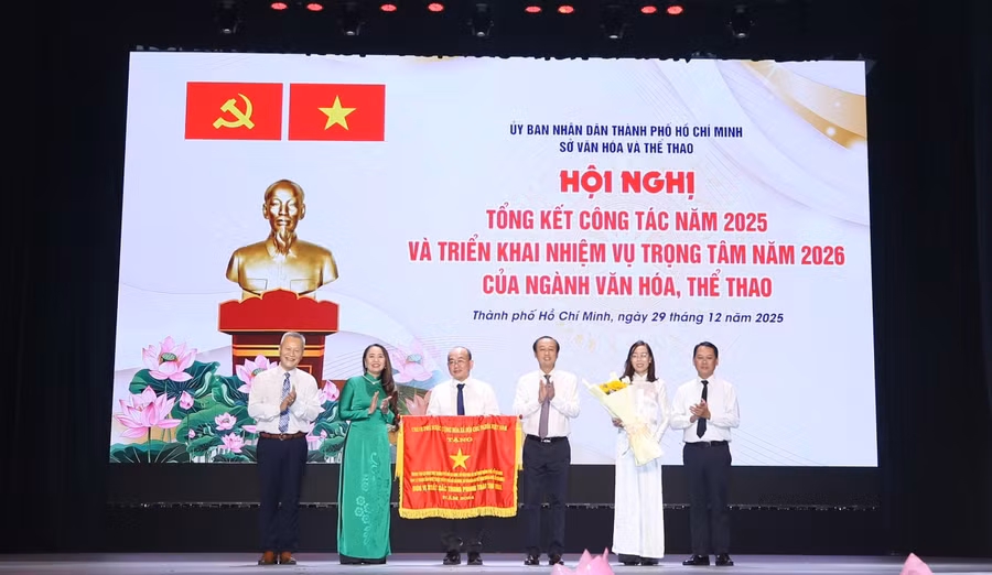 Các đại biểu đại diện nhận Cờ thi đua của Chính phủ.