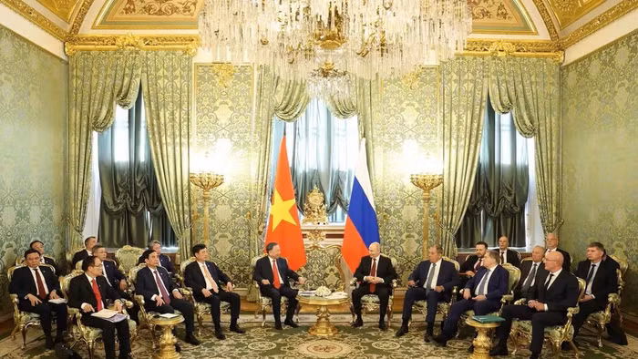 Tổng Bí thư, Chủ tịch nước Tô Lâm gặp hẹp Tổng thống Liên bang Nga Vladimir Putin. Ảnh: Thống Nhất/TTXVN