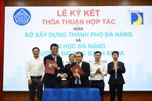 Đại diện Trường Đại học Bách khoa, Đại học Đà Nẵng ký kết hợp tác với Sở Xây dựng TP Đà Nẵng.