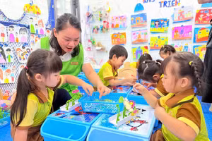 Một hoạt động của trẻ ở góc trải nghiệm tại lớp học. 