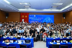 Học sinh - sinh viên Đà Nẵng chụp ảnh lưu niệm với 3 diễn giả của chương trình. 