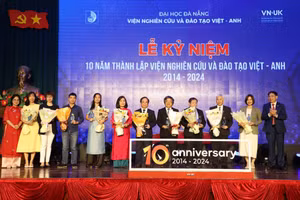 Viện Nghiên cứu và Đào tạo Việt - Anh tặng hoa tri ân những người tham gia sáng lập Viện cùng các đối tác. 