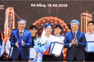 Đại diện nhóm sinh viên thiết kế “Kính thực tế ảo hỗ trợ giao tiếp dành cho người khiếm thính” đoạt giải Nhất “Cuộc thi Khởi nghiệp đổi mới sáng tạo thành phố Đà Nẵng” (SURF - 2026). 