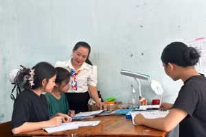 Bà Mai Thị Phương Thảo, Phó Hiệu trưởng Trường THPT Phạm Phú Thứ thăm hỏi học sinh trong giờ tự học tại khu nội trú. 