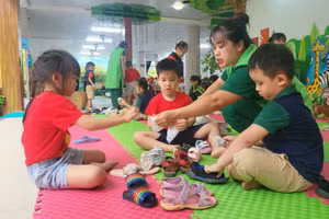 Cô giáo Trường Mầm non Ngọc Lan (quận Hải Châu, TP Đà Nẵng) hướng dẫn trẻ vệ sinh giày, dép tặng cho các bạn vùng cao miền Bắc. 