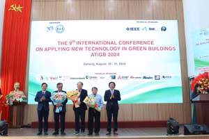 Đại diện Trường Đại học Sư phạm Kỹ thuật, Đại học Đà Nẵng tặng hoa cho 3 diễn giả chính ở phiên toàn thể. 