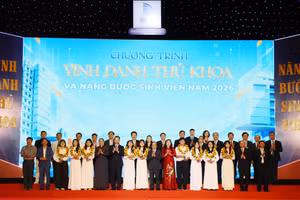 Các đại biểu chụp ảnh lưu niệm với 9 thủ khoa của 9 cơ sở đào tạo thành viên.