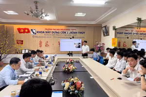 Sinh viên Khoa Xây dựng công trình thủy, Trường Đại học Bách khoa, Đại học Đà Nẵng bảo vệ đề tài nghiên cứu khoa học. 