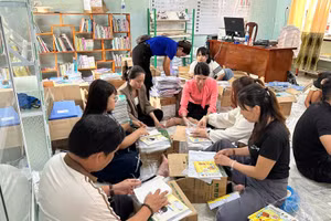 Đoàn công tác số 1 Sở GD&ĐT Đà Nẵng hỗ trợ bao bọc, phân loại sách giáo khoa dùng chung cho học sinh Trường PTNT TH&THCS La Êê.