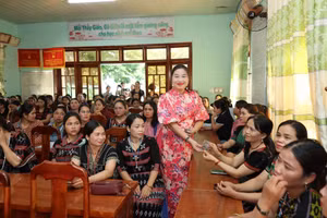 Đại diện Trường Cao đẳng Quảng Nam (cũ) tặng quà lưu niệm cho học viên trong lễ khai giảng tại xã Đông Giang. Ảnh: NTCC