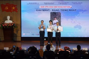 Ban tổ chức trao giải cho thí sinh đạt giải Nhất bảng tiếng Nhật cuộc thi Ngôi sao hùng biện Ngoại ngữ. 