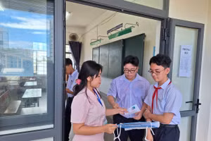 Cán bộ coi thi làm thủ tục gọi thí sinh vào phòng thi. 