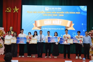 PGS.TS Lê Thành Bắc, Phó Giám đốc ĐH Đà Nẵng trao giải Nhất các lĩnh vực và hạng mục của giải thưởng.